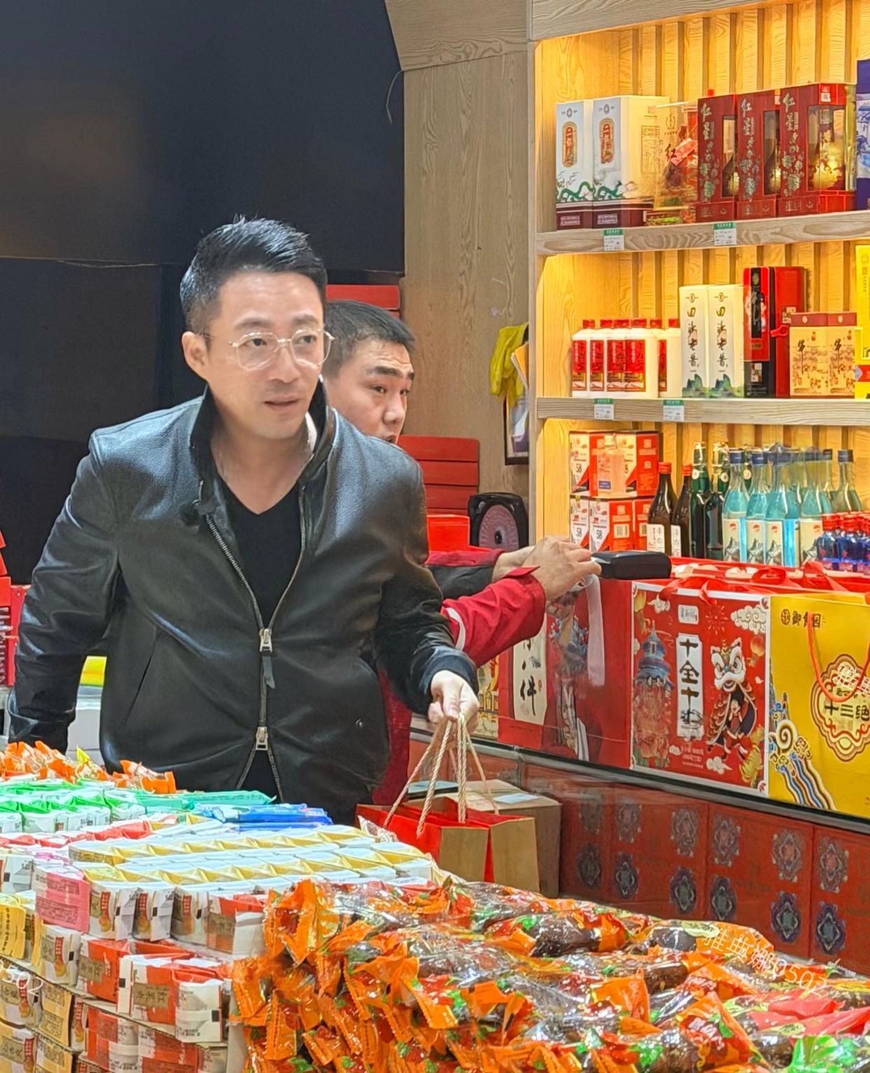 遇到汪小菲了,本人倒是谈不上帅毕竟40多岁了,但他个子挺高有1米8多,脸小腿长衣