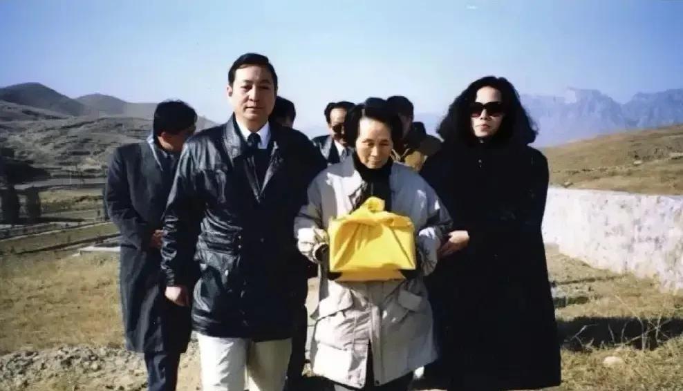 1995年1月，溥仪遗孀李淑贤，手捧溥仪的骨灰盒，迁葬于清西陵附近的华龙皇家陵园