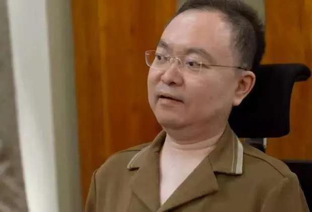 蔡磊仅眼球能动：你还在拿命换工作吗？当“拼命工作”被包装成职场“正确答案”，