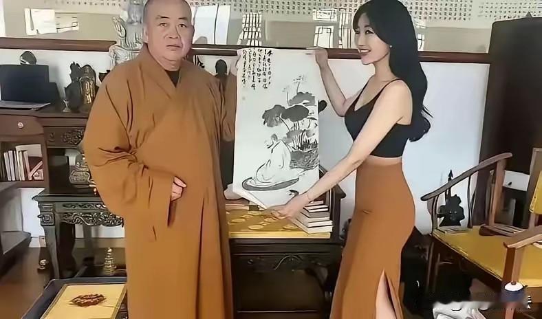释永信与美女合影时面无表情，以前总是感慨：毕竟是大和尚，桥归桥路归路，坐怀不乱，