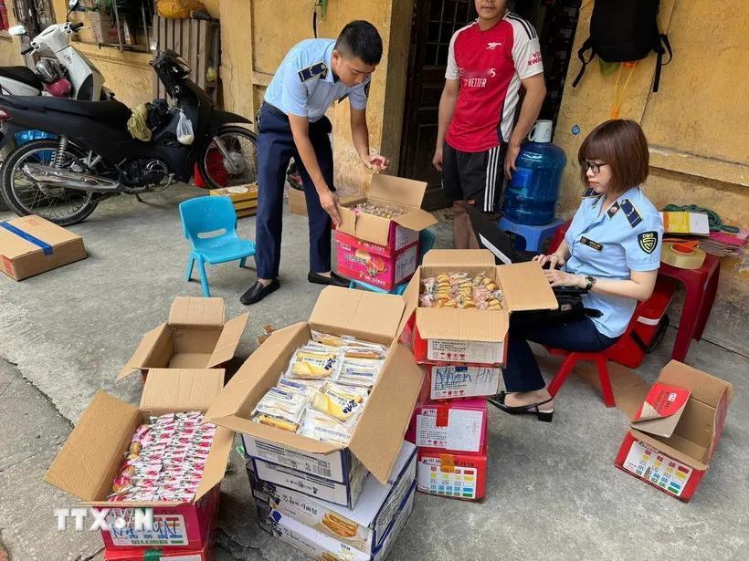 中秋节将近，越南北宁警察局经济警察在市场在检查过程中，代表团发现，某女士的家庭商
