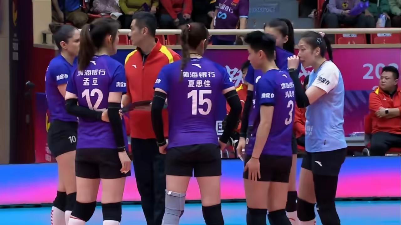 天津女排迎来二重利好，3：1胜河南女排一下子跃居C组第二，上海3：1摁住北京女排