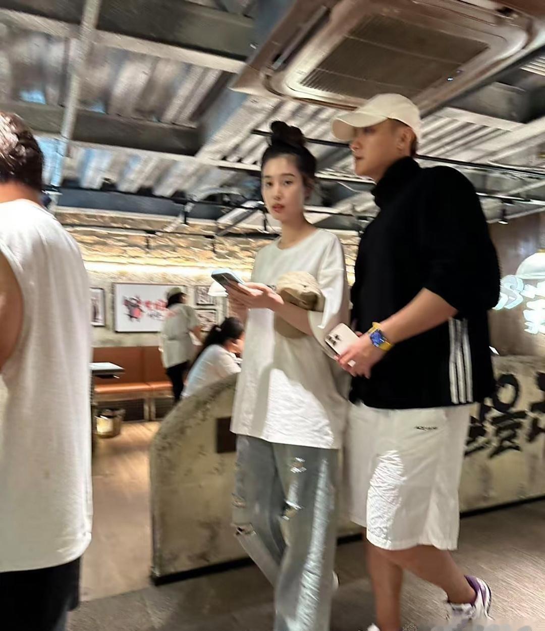 黄子韬跟老婆徐艺洋在北京下馆子，女方穿着打扮老少女心了，两口子瞅着可太登对啦！