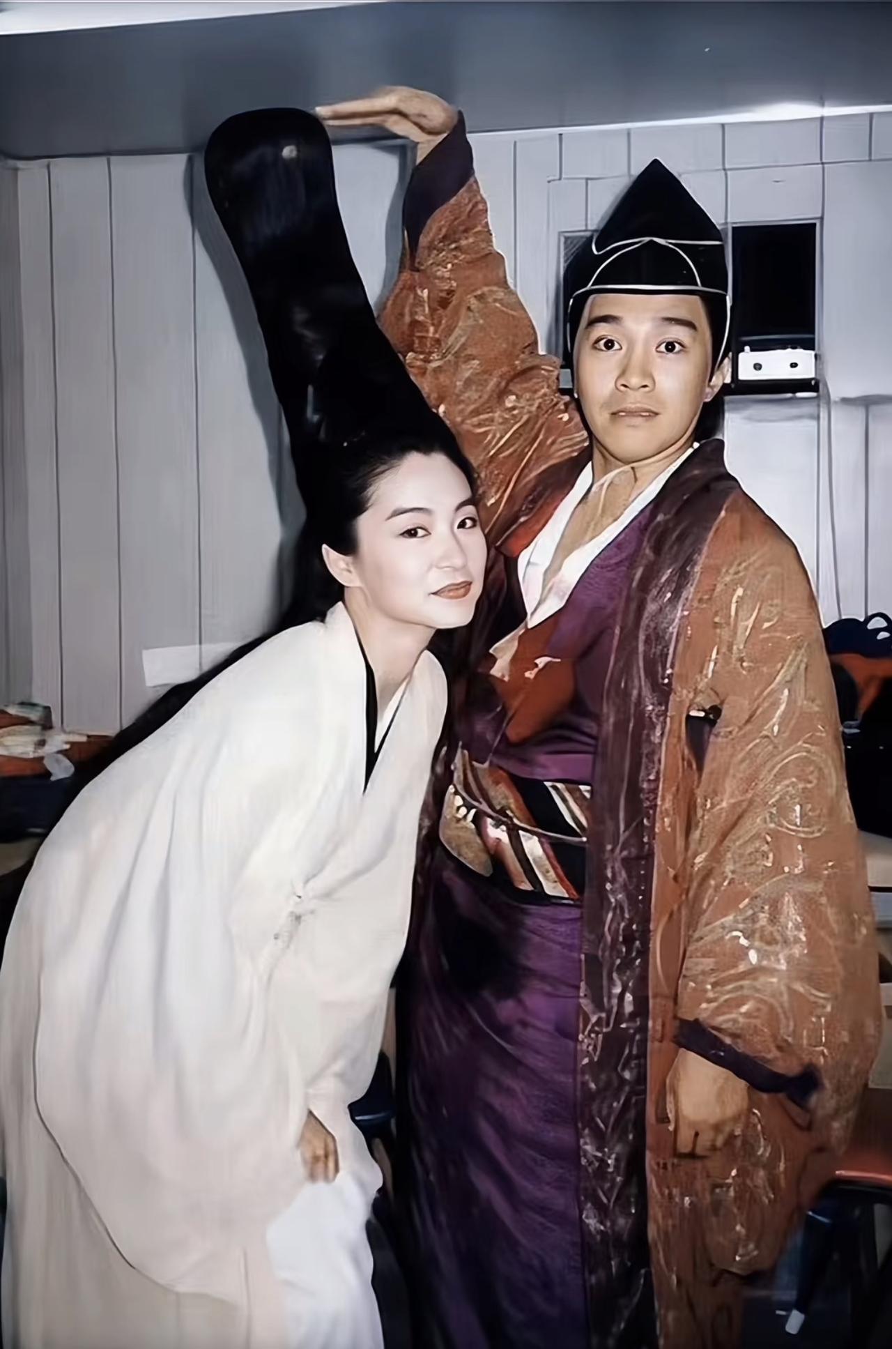 1992年，周星驰与林青霞在电影《鹿鼎记2:神龙教》剧组的一张合影。当时，周