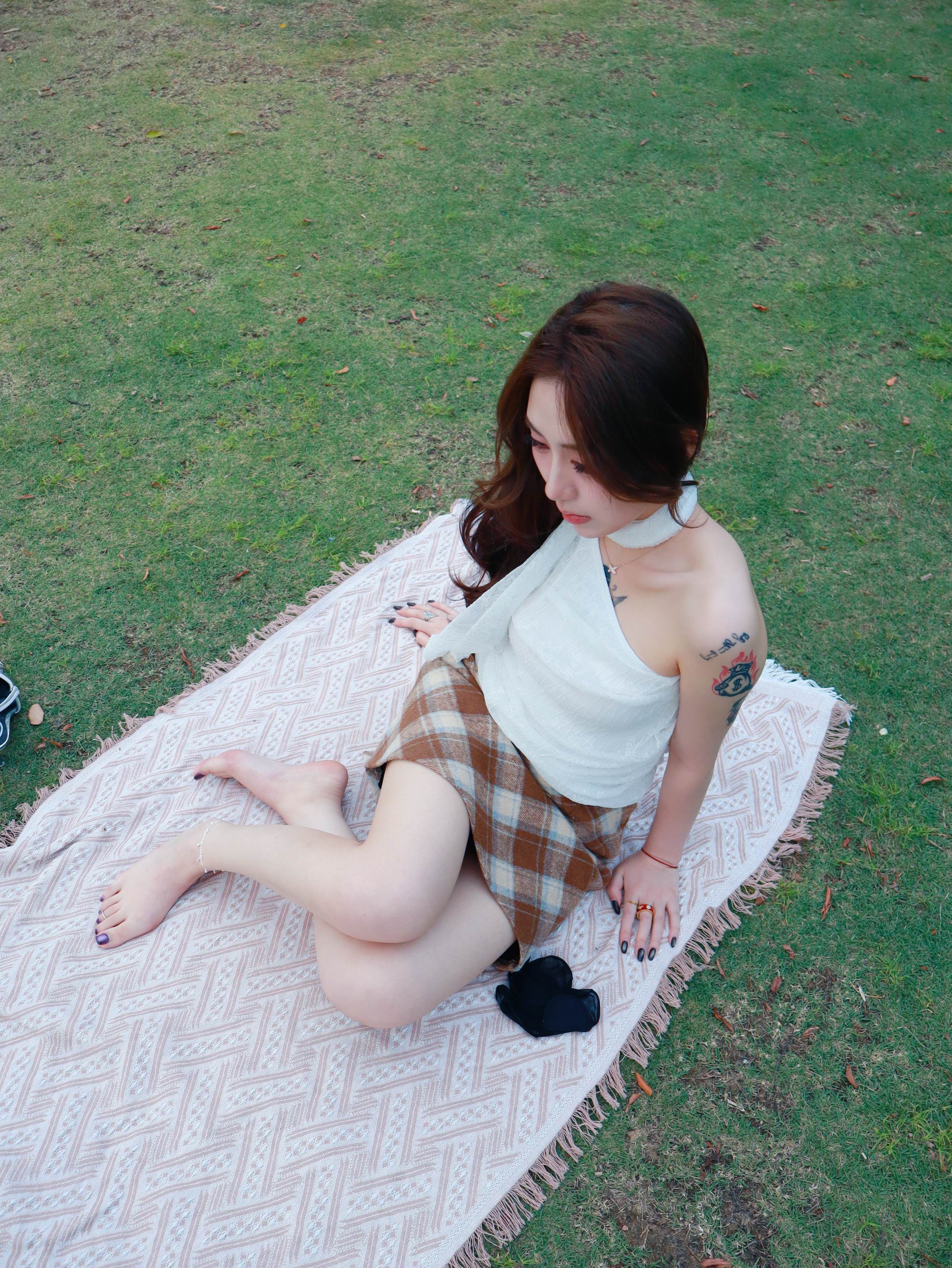 草坪拍照 户外摄影 女生拍照姿势 草坪拍照 公园拍照姿势