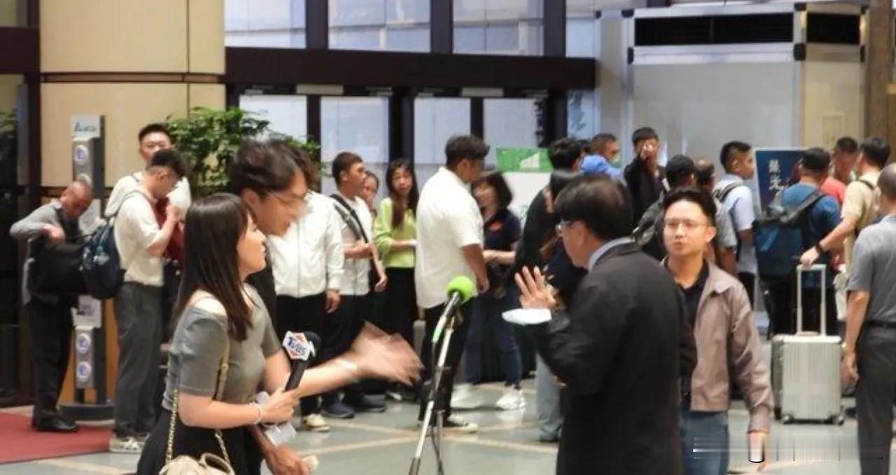 赖办秘书长潘孟安今天出席民进党全代会时以身体不适为由，婉拒媒体提问，与TVBS记