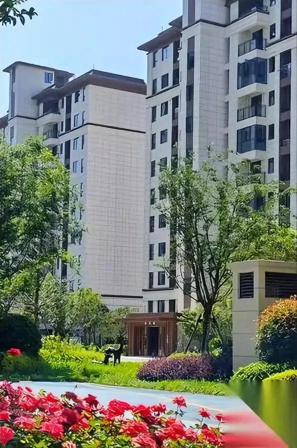 保洁干一天就走了？只因业主一句话小区新招的40多岁保洁大姐，干得超认真，