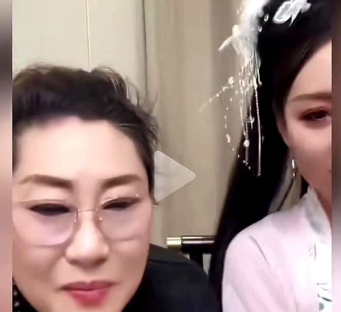 郭德纲恭恭敬敬站直，对火遍全网的开封王婆喊了声“婶子”。你没看错，不是客套，是