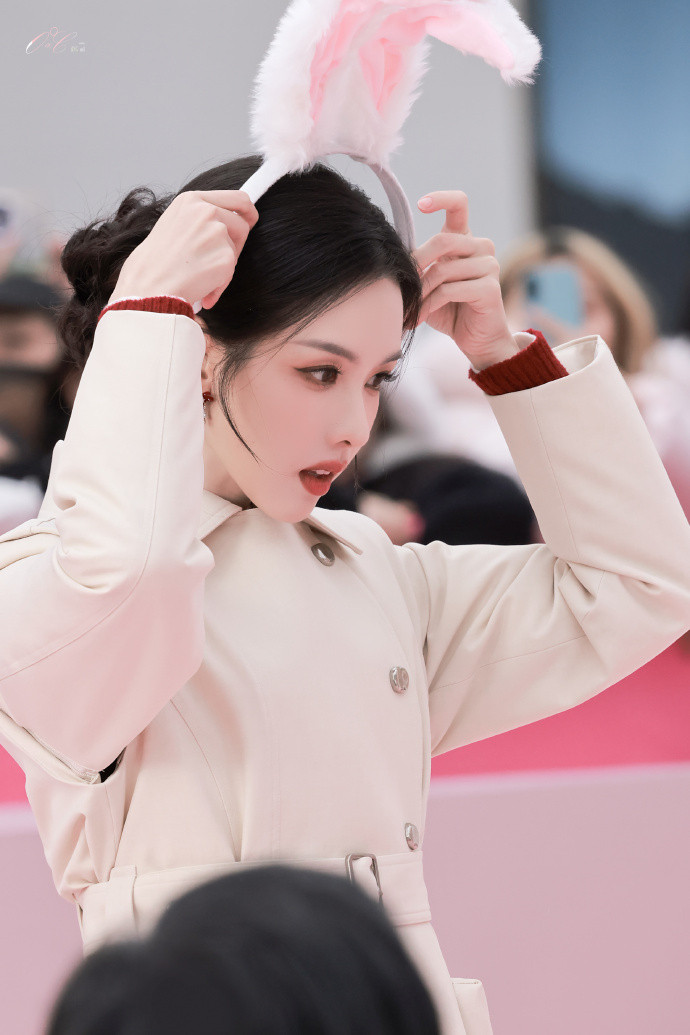 陈都灵今日线下活动戴了兔耳朵头饰！就这个美兔嘟嘟萌