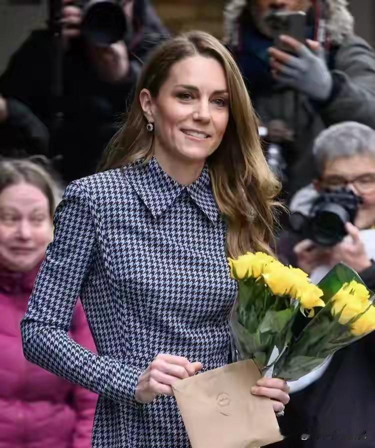 看到凯特王妃这么消瘦，确实让人心疼。这明显是化疗带来的正常反应，但她能坦然公开病