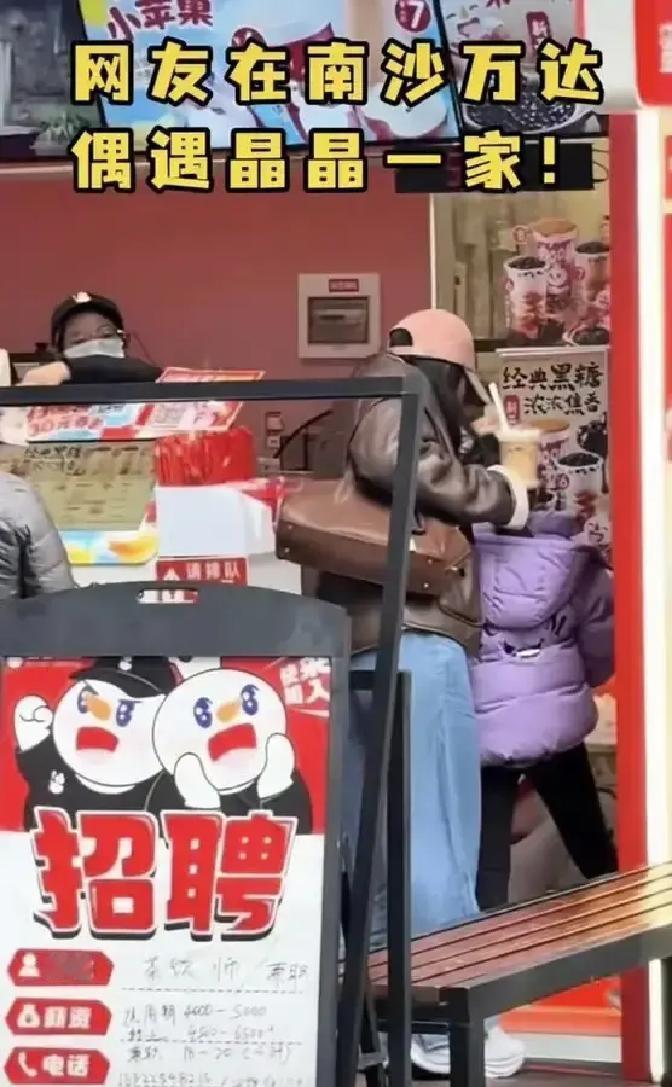 79岁的霍震霆蹲在便利店门口，给孙子擦奶茶渍。你刷到的可能是八卦。但你错过