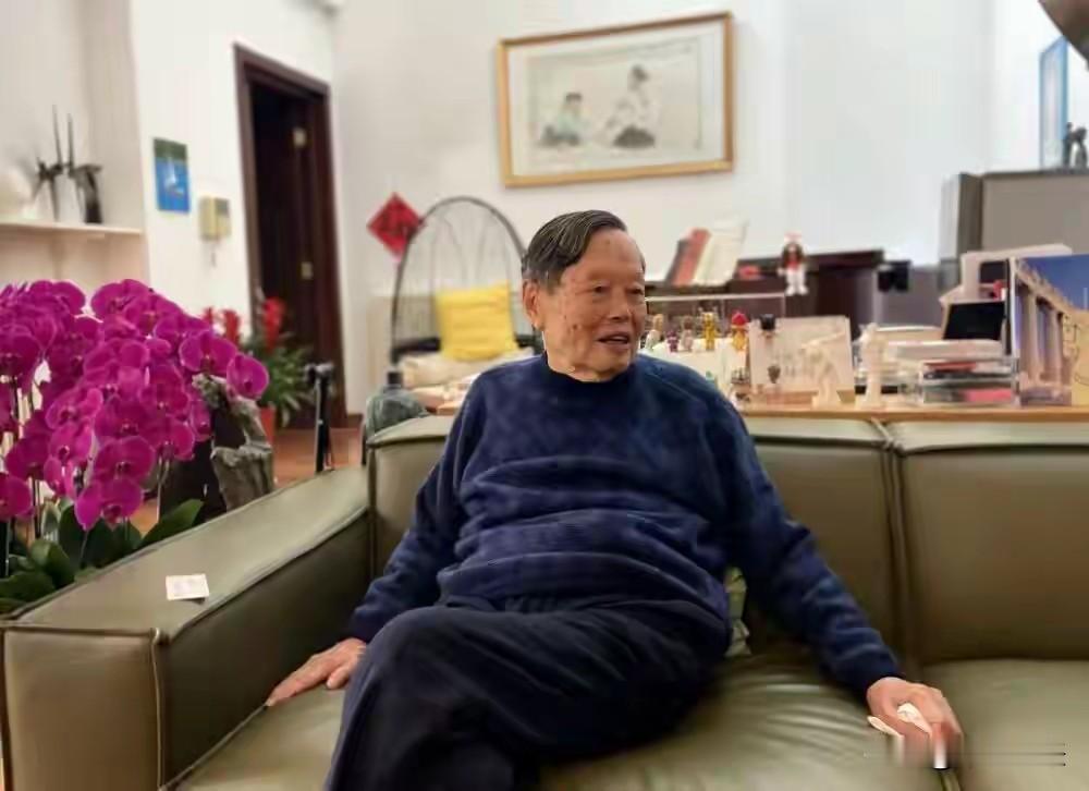 10月17日，网上疯传杨振宁先生逝世的消息，引发网友恐慌。杨振宁是中国科学院院士