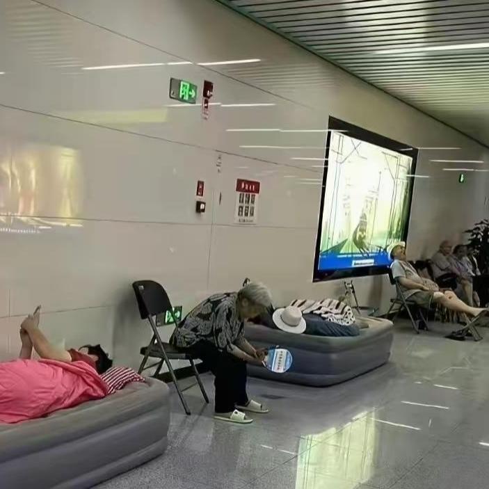 地铁蹭空调已经变味，实在太过分！天热去地铁站蹭会儿凉，大家都能体谅，可有些