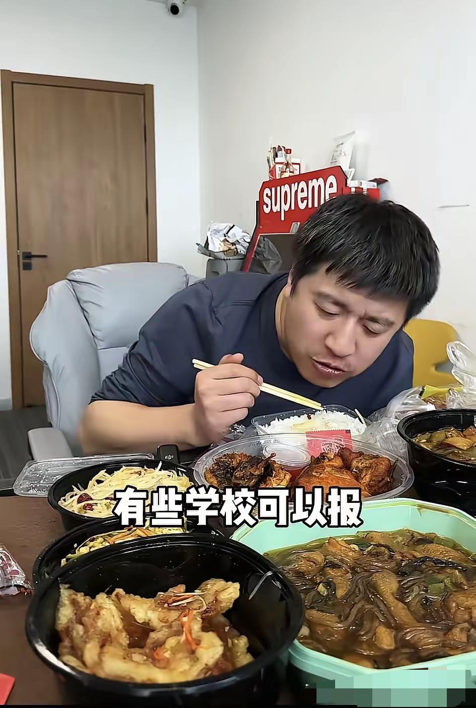 张雪峰去世前，最后一个视频，点了一桌子外卖，仔细看了一下，都是东北菜系，粉条炖鸡