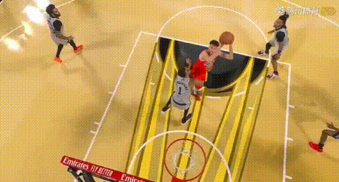 未来篮球？切特：来，我俩单挑。文班：去你的吧！图1-2：切特3分线外单挑突破文