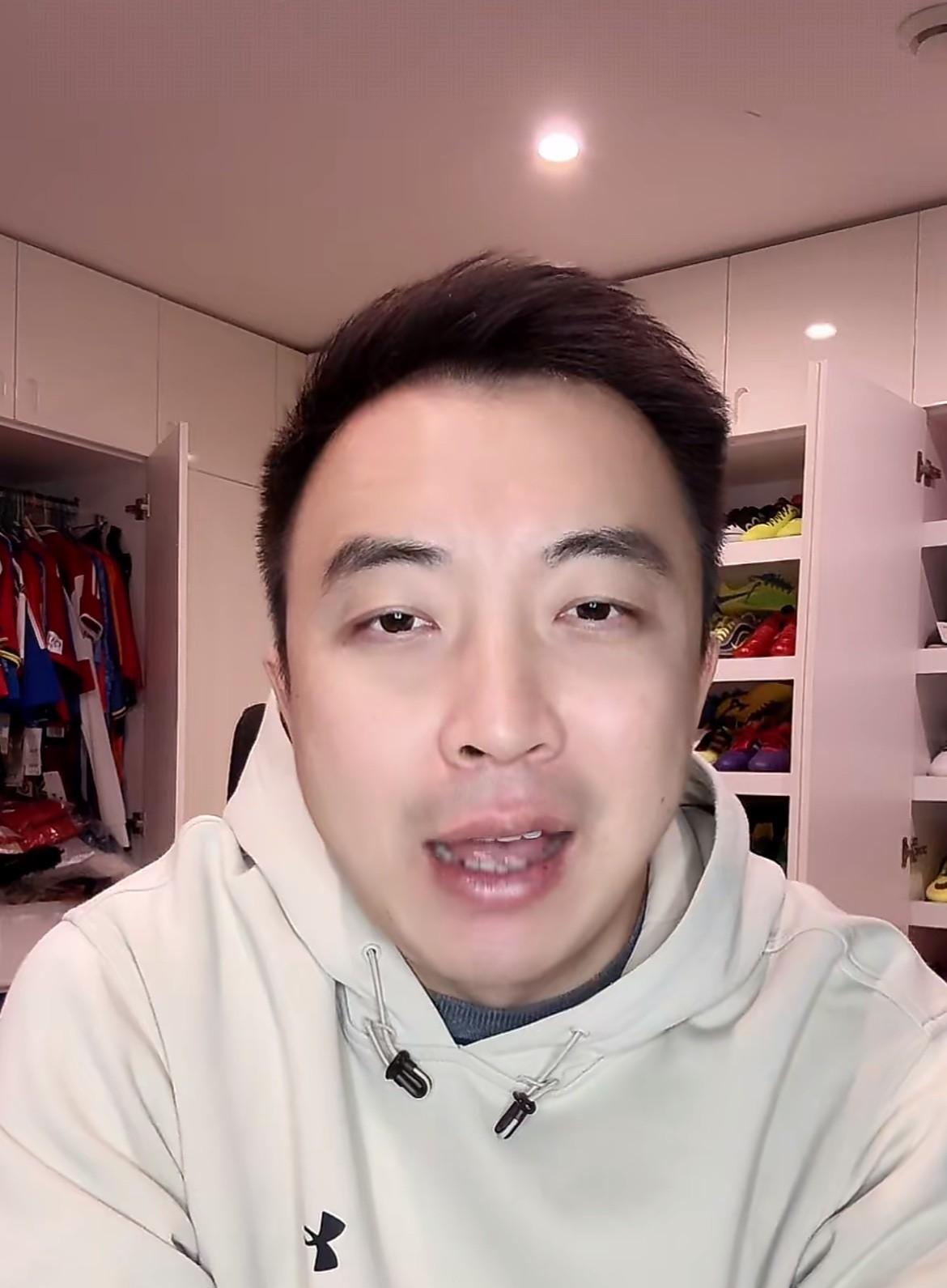 解说员袁甲在直播时表示，随着中足联新规的出台，最郁闷的估计就是周定洋了，港澳台球