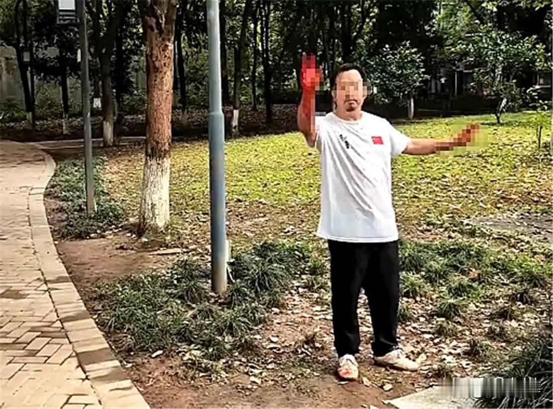 积怨，副教授刺死副校长。6月5日清晨6时许，在重庆巴南区花溪街道的理工雅苑小