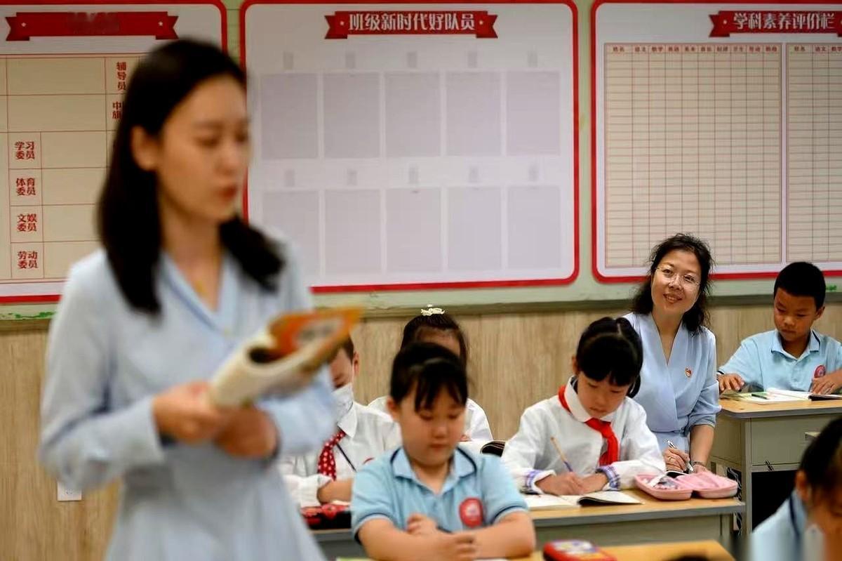 校长说，让那个教学成绩顶呱呱的数学老师，去给那个成绩倒数、不守纪律的学生，当众道