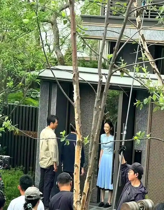 路人镜头下的童瑶依旧貌美如花，39岁状态真好，事业爱情双丰收，幸福的女人！