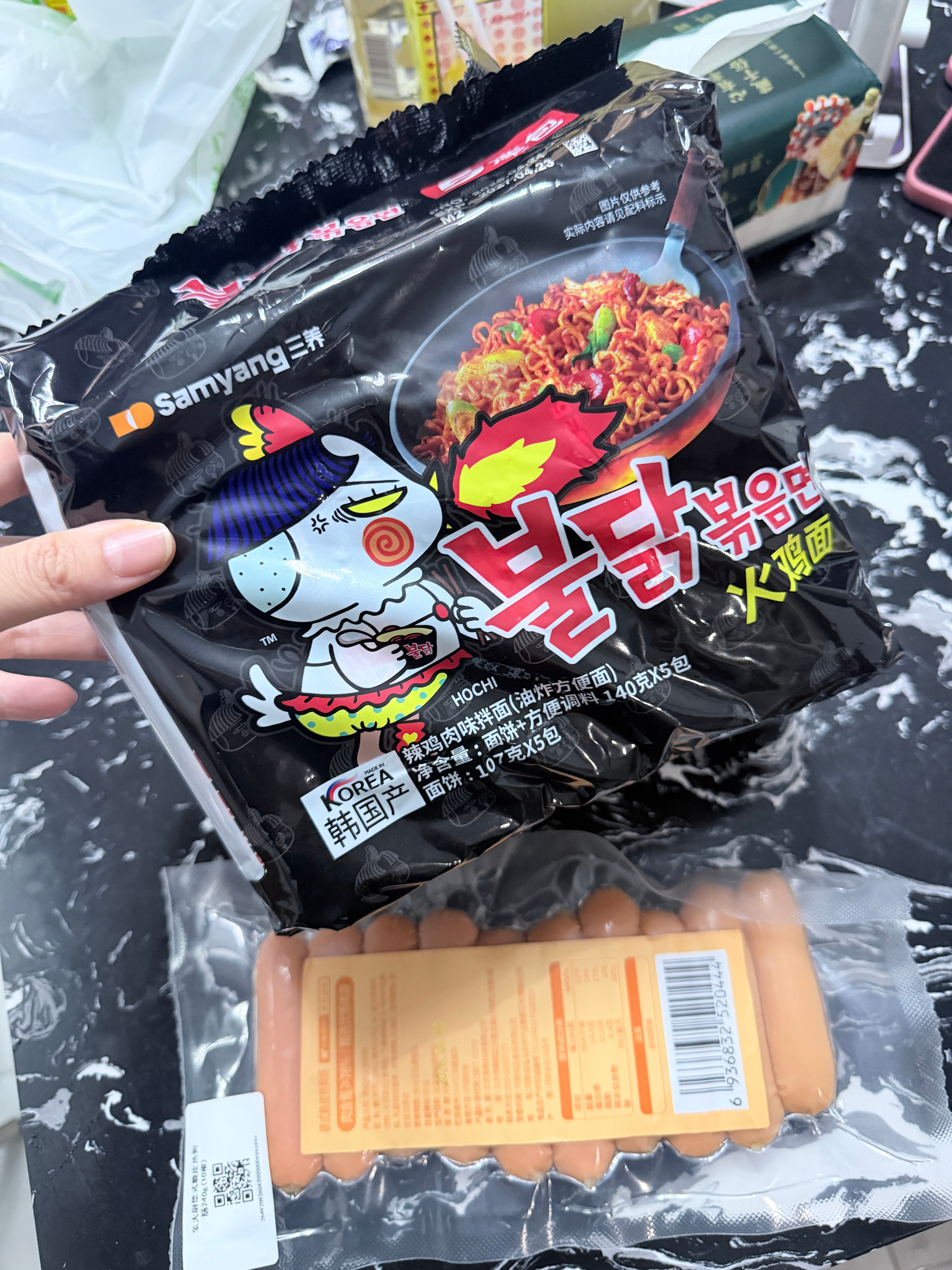 pr给我寄的火鸡面和香肠！！哈哈为了督促我拍新品下次还要给我寄甜品～