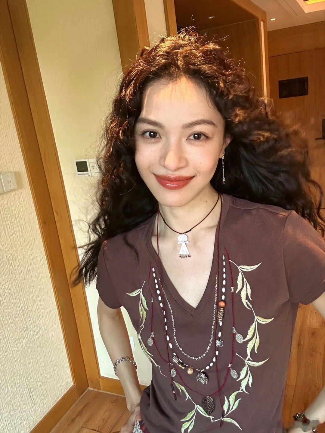 宋佳穿了钟楚曦T恤哇，宋佳不光穿了钟楚曦联名款的衣服，还发了九宫格，这是真的《