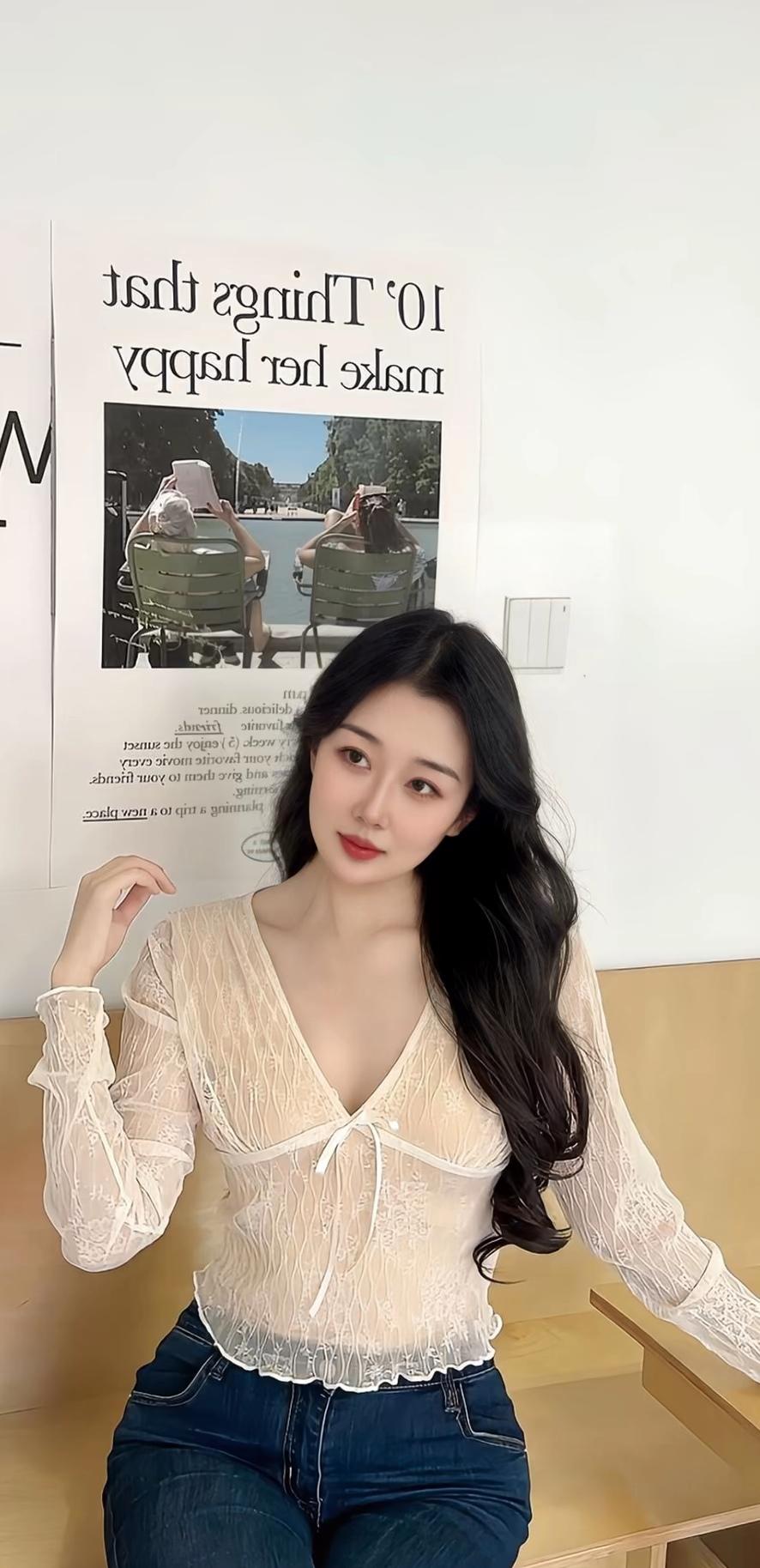 夏日穿搭指南：轻盈蕾丝上衣+牛仔裤，清新自然，轻松出行！🌞👗👖