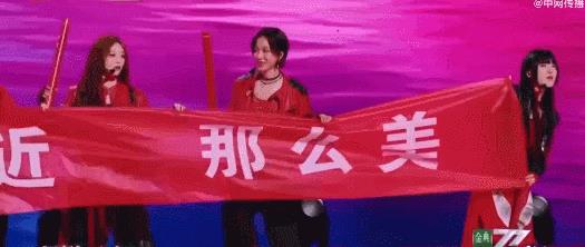 可能是因为王珞丹在这群人里最火，所以人民网点名表扬她，但是视频里最不卖力的就是王