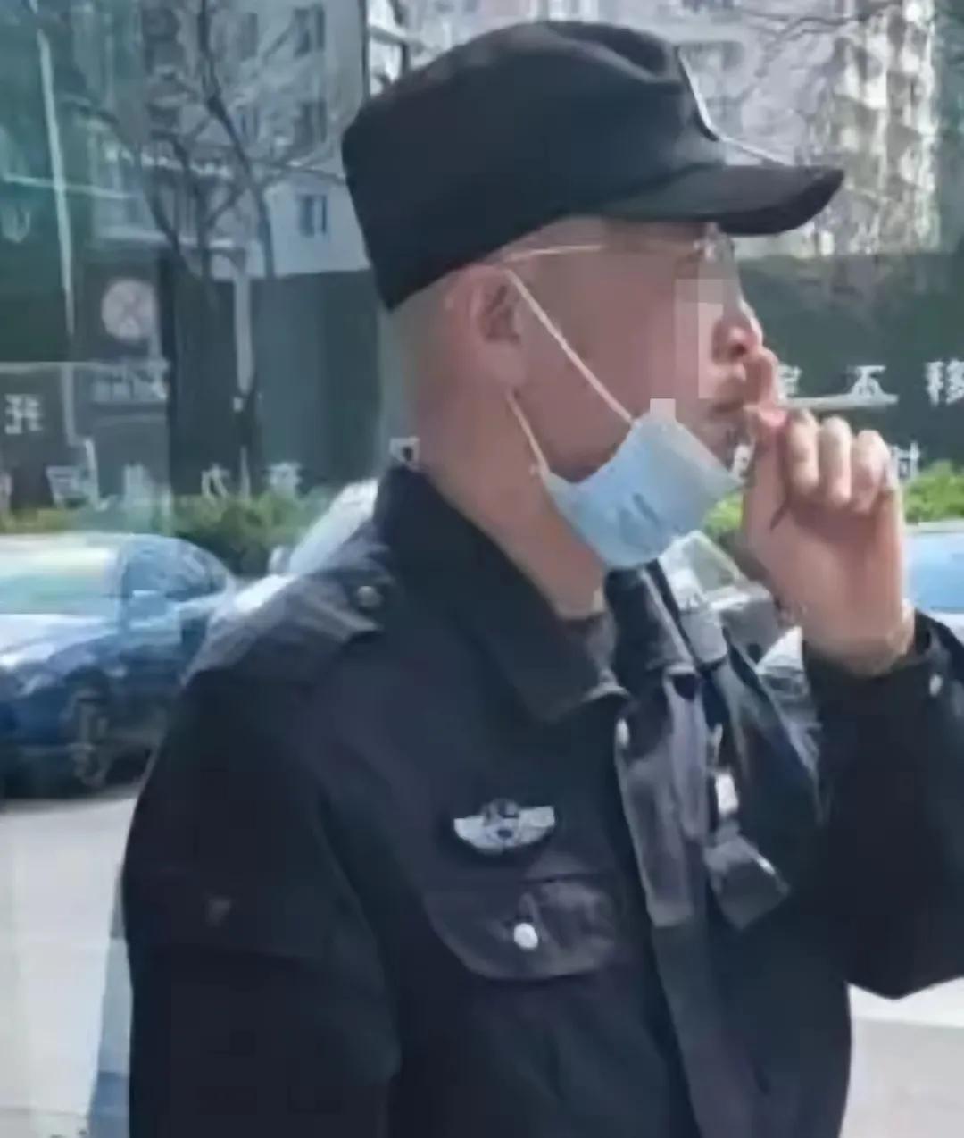 为了一根烟丢掉了一份饭碗，一名保安烟瘾大发，因为物业有规定，值班时间不允许抽烟，
