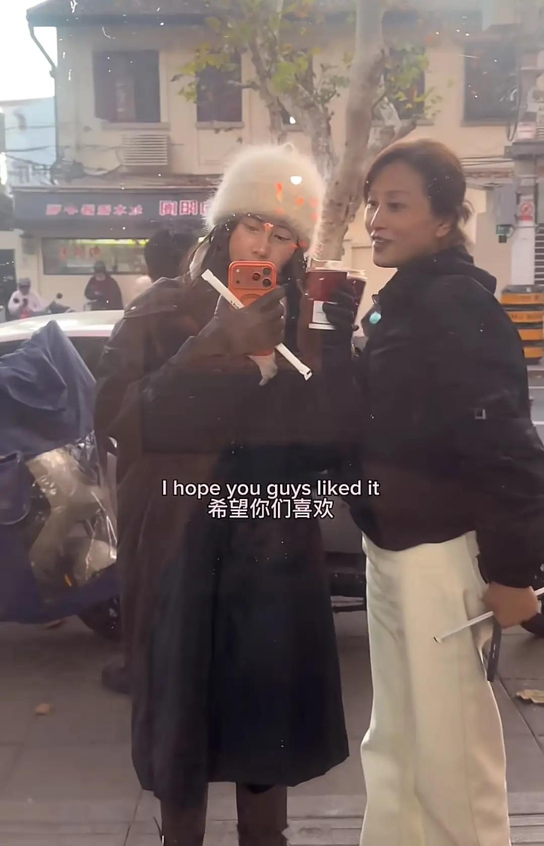 杨子前妻新年回国陪女儿，50岁罕露脸和女儿像姐妹，气质不输黄圣依！