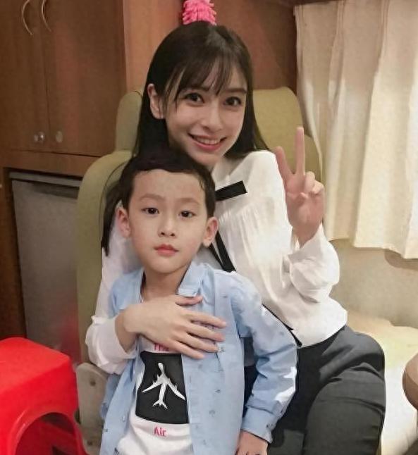 小海绵都长这么大了！杨颖最近晒的母子合照里，小男孩的轮廓越来越明显。那件牛