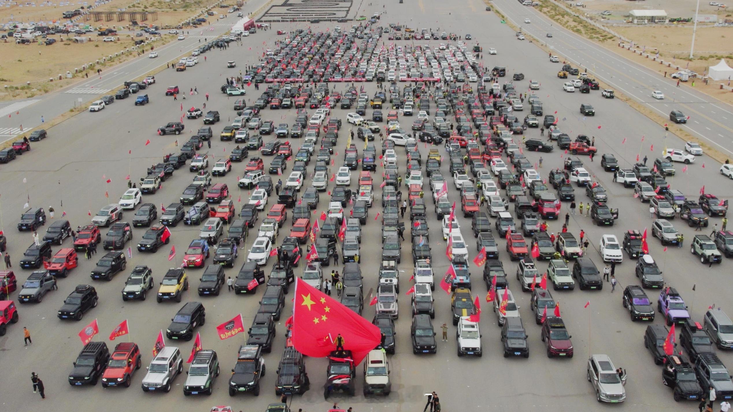 今年的阿拉善英雄会，从车的数量上看相当于坦克的半个主场了，也是代表了大多数越野玩