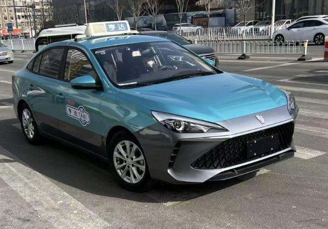 为什么现在很多人宁愿多等一会网约车，也不坐出租车？原因很简单，因为现在的出租车行