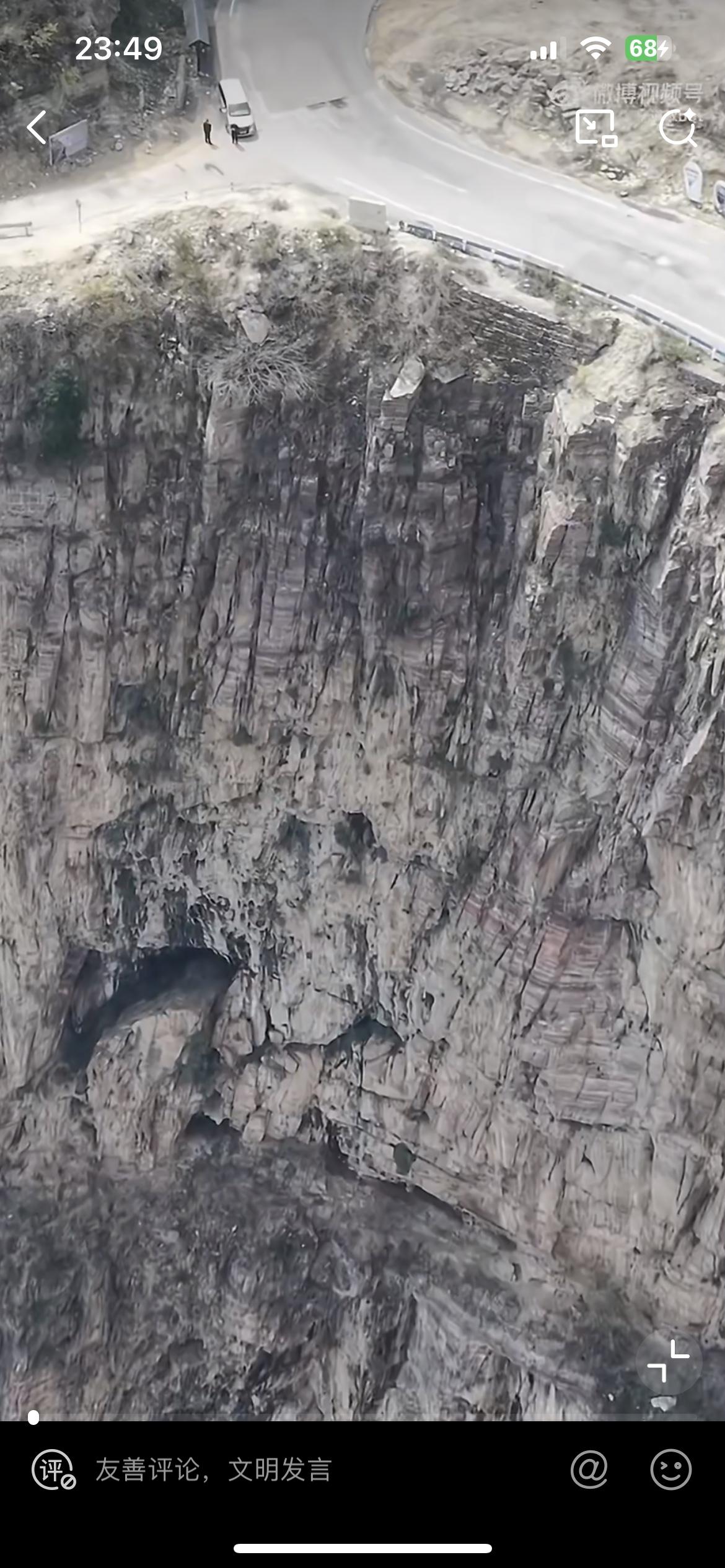 看了新乡南太行上午峪的车祸也太惨了，一辆老头乐从几百米高的悬崖冲下去，一男一女直