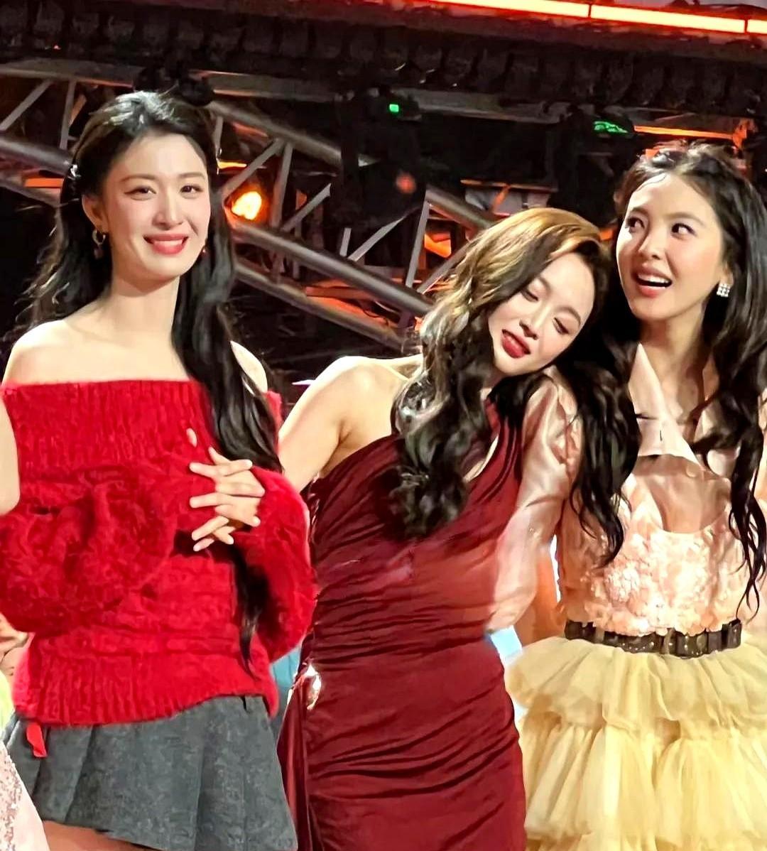 王楚然官方168，孟子义172，这四厘米的差距，在跨年晚会的镜头里愣是被抹平了。