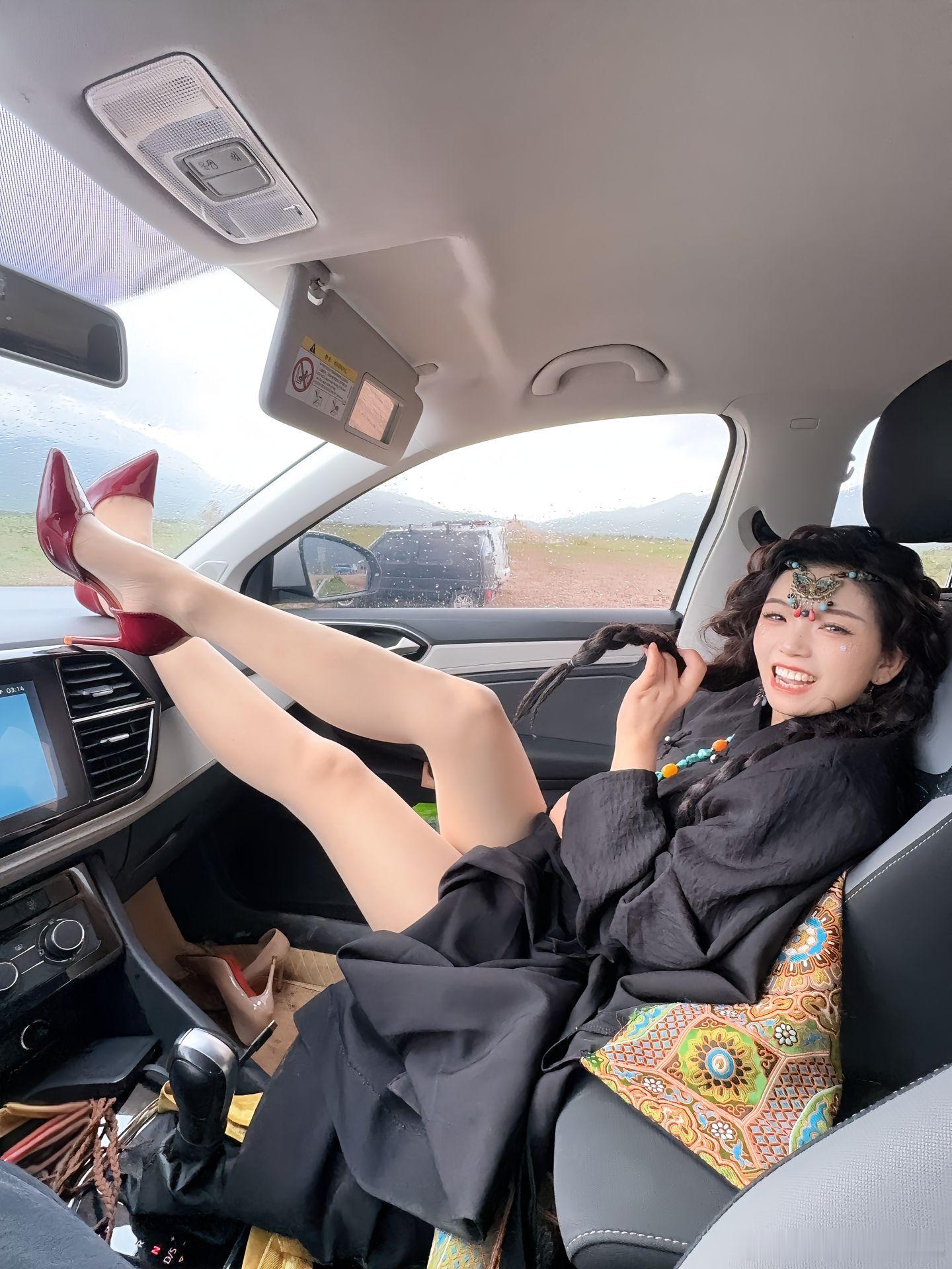 约拍看车注意安全，看路美女绘梦长廊