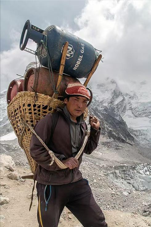 今天说一个很猛的事情，美国中情局在喜马拉雅山安装核动力监控系统，侦察我们的罗布泊