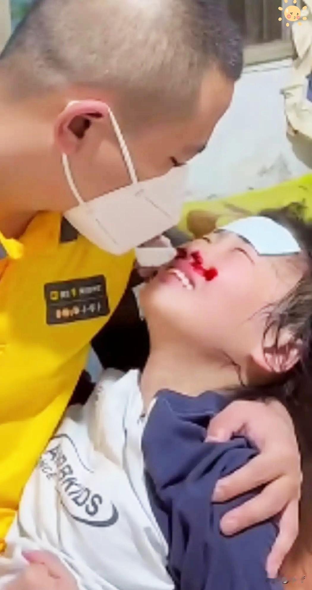 刷到一条视频一个白血病晚期的小女孩跟爸爸说想买条新裙子拍照爸爸听完直接跑商