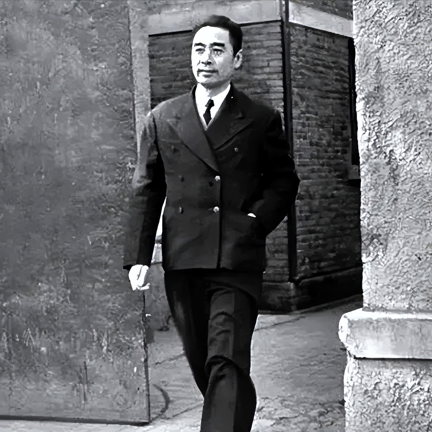 1946年，周恩来走在大街上，一个小孩热情地跑了过来，说：“周伯伯，我是兆力呀。