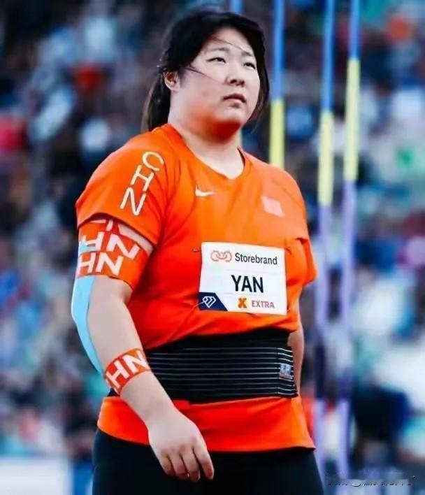 中国女子标枪选手严子怡已经成为当下田赛圈现象级的存在。18岁刚解锁成年组参赛