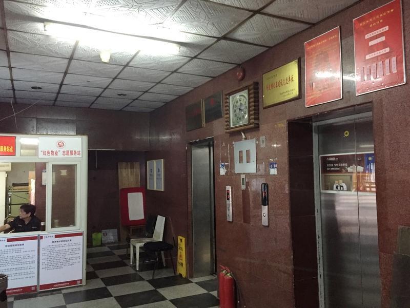 医生休班在家。感觉头有点晕，出于职业敏感，下意识的去摸摸了鼻尖，没摸到，再试了一