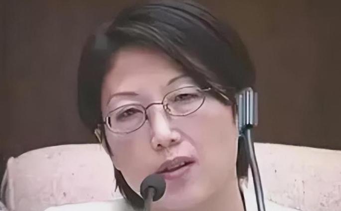 一位手牵5岁幼子的普林斯顿女博士，身后跟着丈夫，一家三口正准备登机返回美国。护照