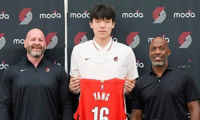 杨瀚森只要能打出来，队友起码人手一个中国商业合同当年打出来，姚明的队友几乎