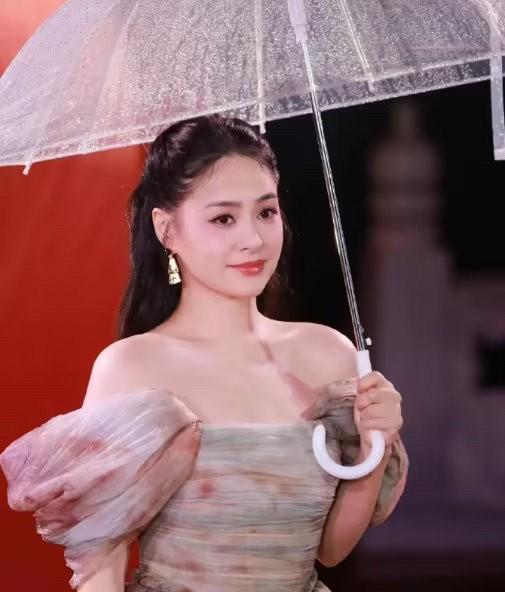在北京的活动现场，44岁的阿娇一走上红毯，我才发现，女人有点肉感才是真好看。以前