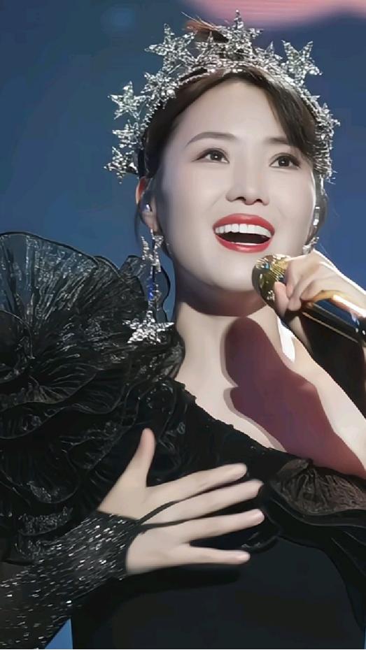 云朵离开是不是刀郎主动解约，央媒早给出了答案。2005年云朵拜师刀郎，刀