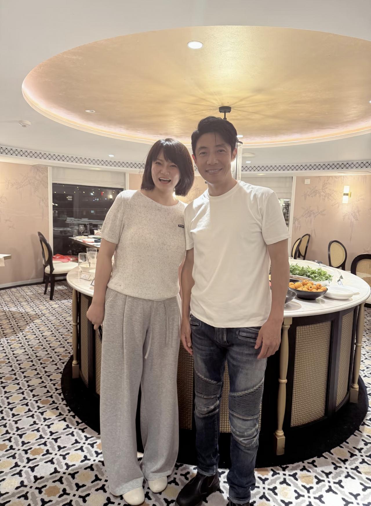 50岁撒贝宁带家人到重庆度假，白天现身古镇游玩，晚上一家人坐三峡游轮，他穿着白色