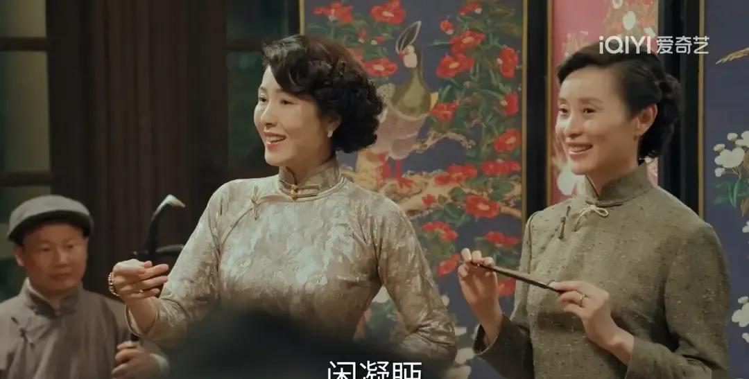 我二刷《沉默的荣耀》时盯着曾黎的苹果肌走神，那块肉像被打气筒偷偷塞了两下，灯光一