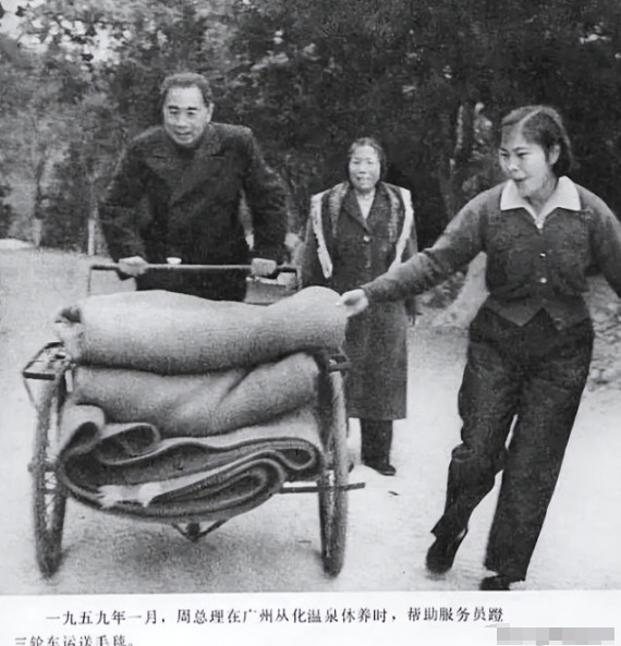 1959年，周总理在广州从化温泉陪邓颖超散步时，看到一名女工吃力地蹬着载满毛毯的