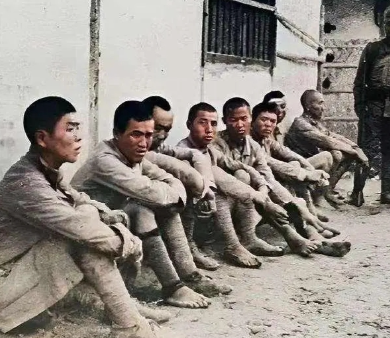 抗战时，日军押着张思问等人去压棒子面，房东老头悄悄告诉他们：“河那边就是苏联，你
