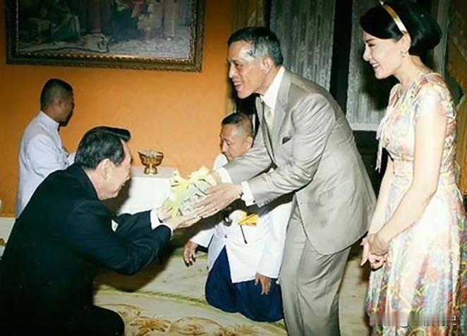 西拉米真是肤白貌美,衬得泰王干巴巴的老,就这么个大美人,也抓不牢一个糟老头的心。