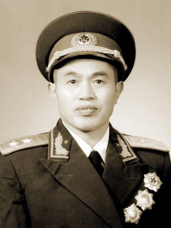 1969年，皮定均将军去甘肃农村视察，一群妇女不穿裤子，用床破被遮挡下身，地委书